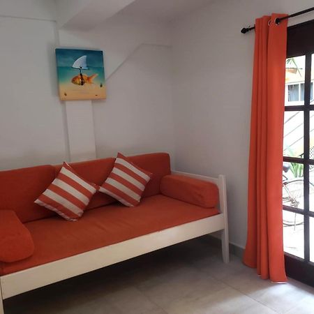 Beach Club Budget Rooms At Popeyes Caye Caulker Exterior photo