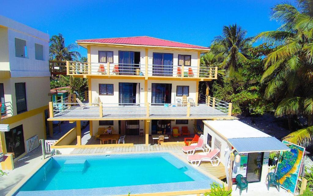 Beach Club Budget Rooms At Popeyes Caye Caulker Exterior photo