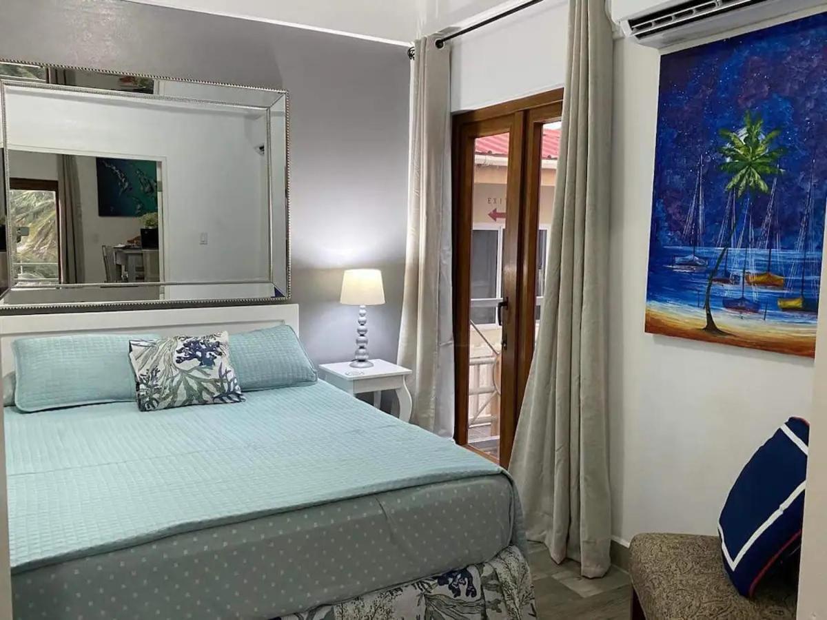 Beach Club Budget Rooms At Popeyes Caye Caulker Exterior photo