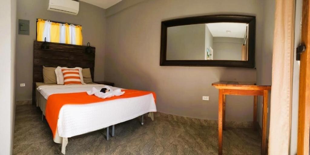 Beach Club Budget Rooms At Popeyes Caye Caulker Exterior photo