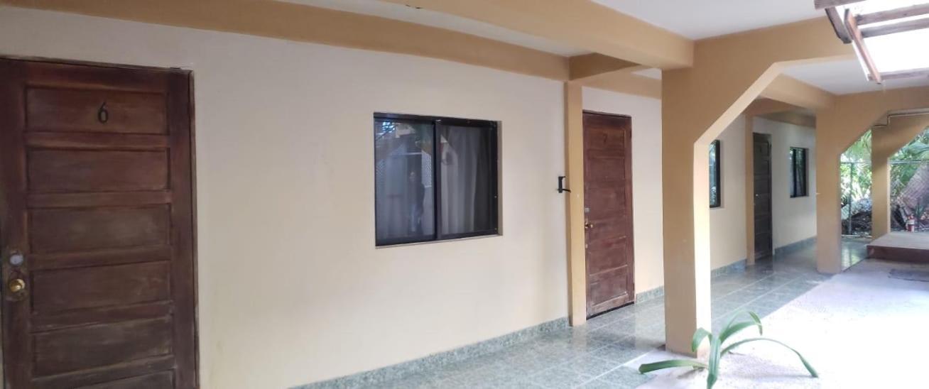 Beach Club Budget Rooms At Popeyes Caye Caulker Exterior photo