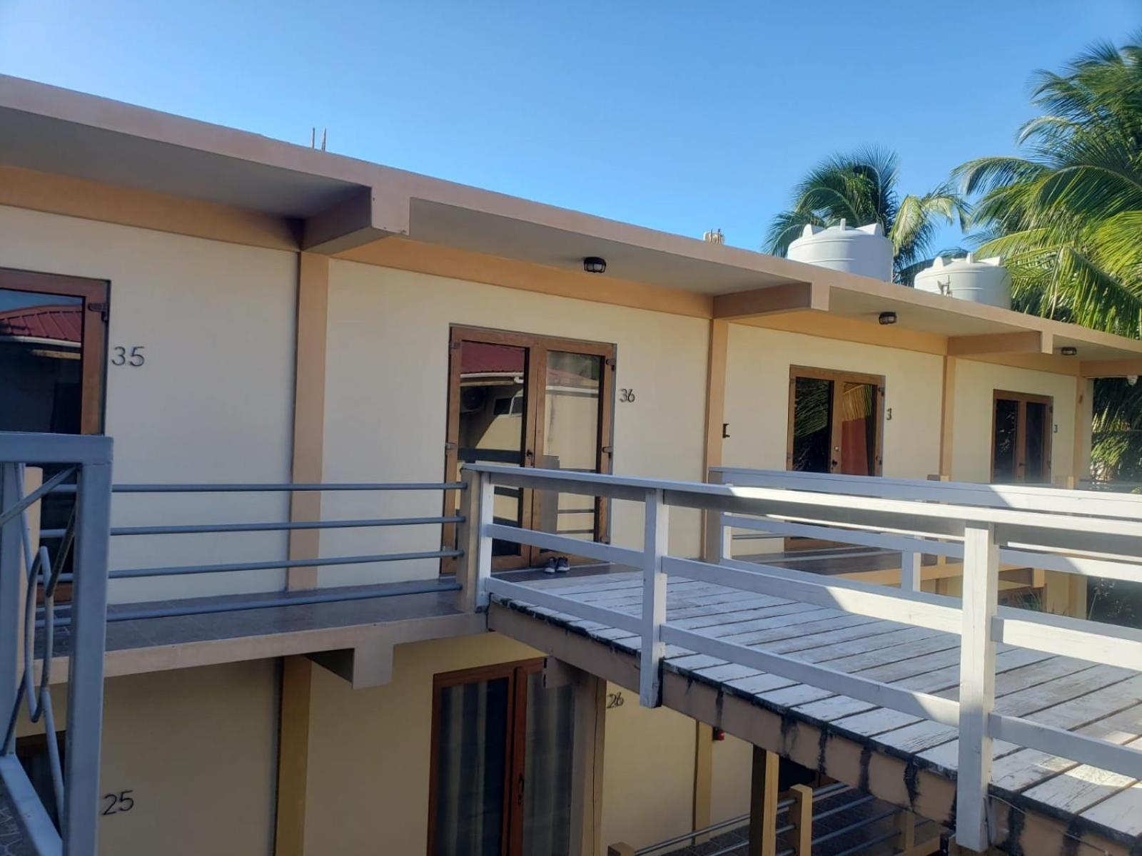 Beach Club Budget Rooms At Popeyes Caye Caulker Exterior photo