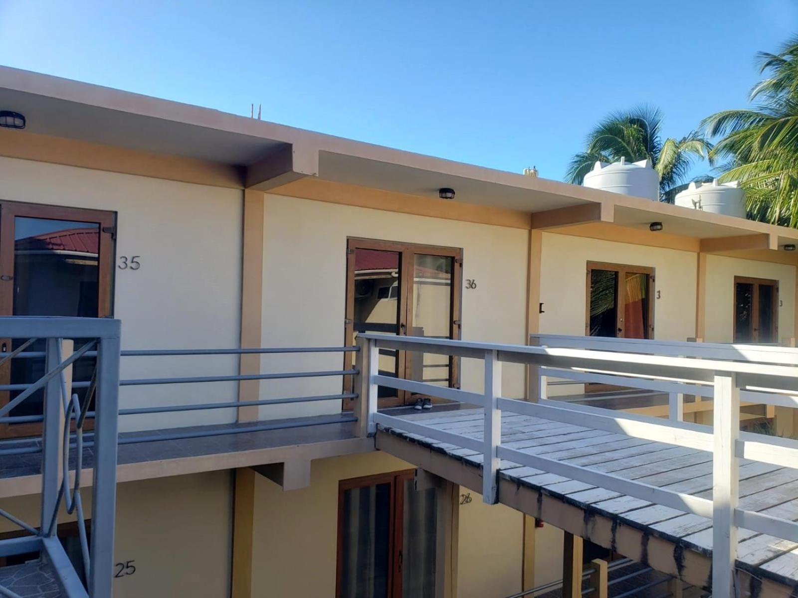 Beach Club Budget Rooms At Popeyes Caye Caulker Exterior photo