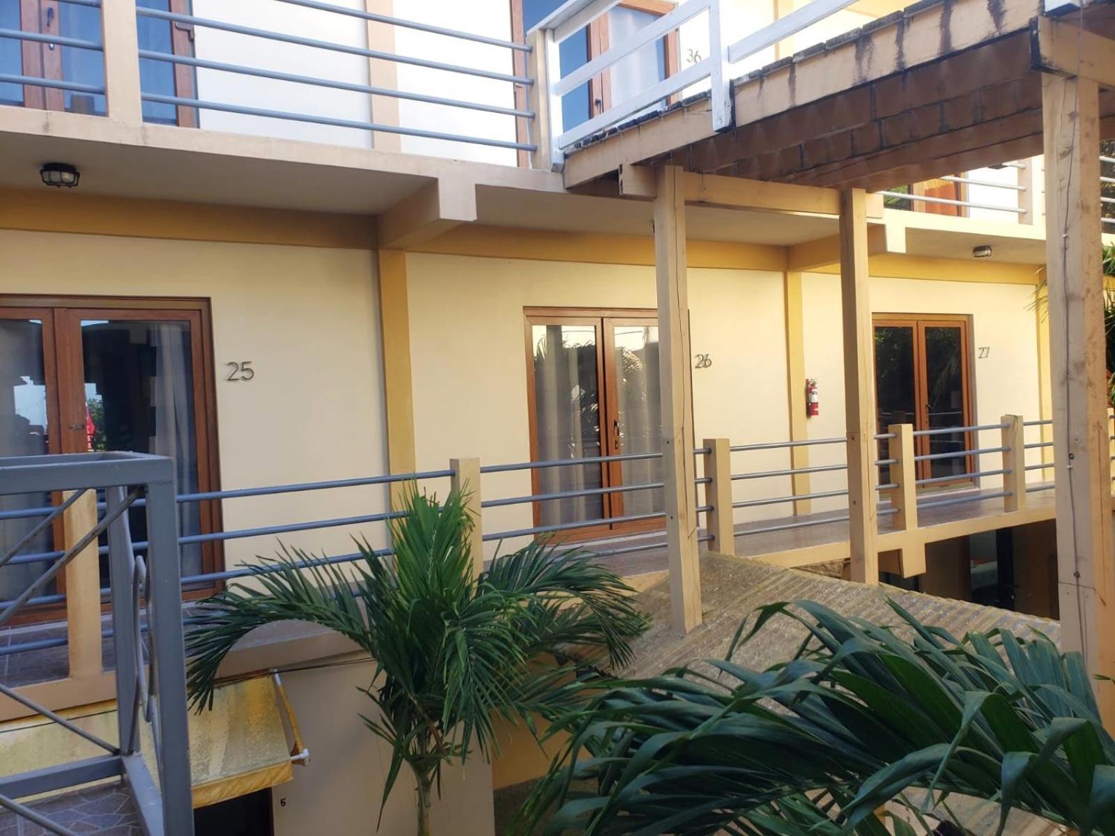 Beach Club Budget Rooms At Popeyes Caye Caulker Exterior photo