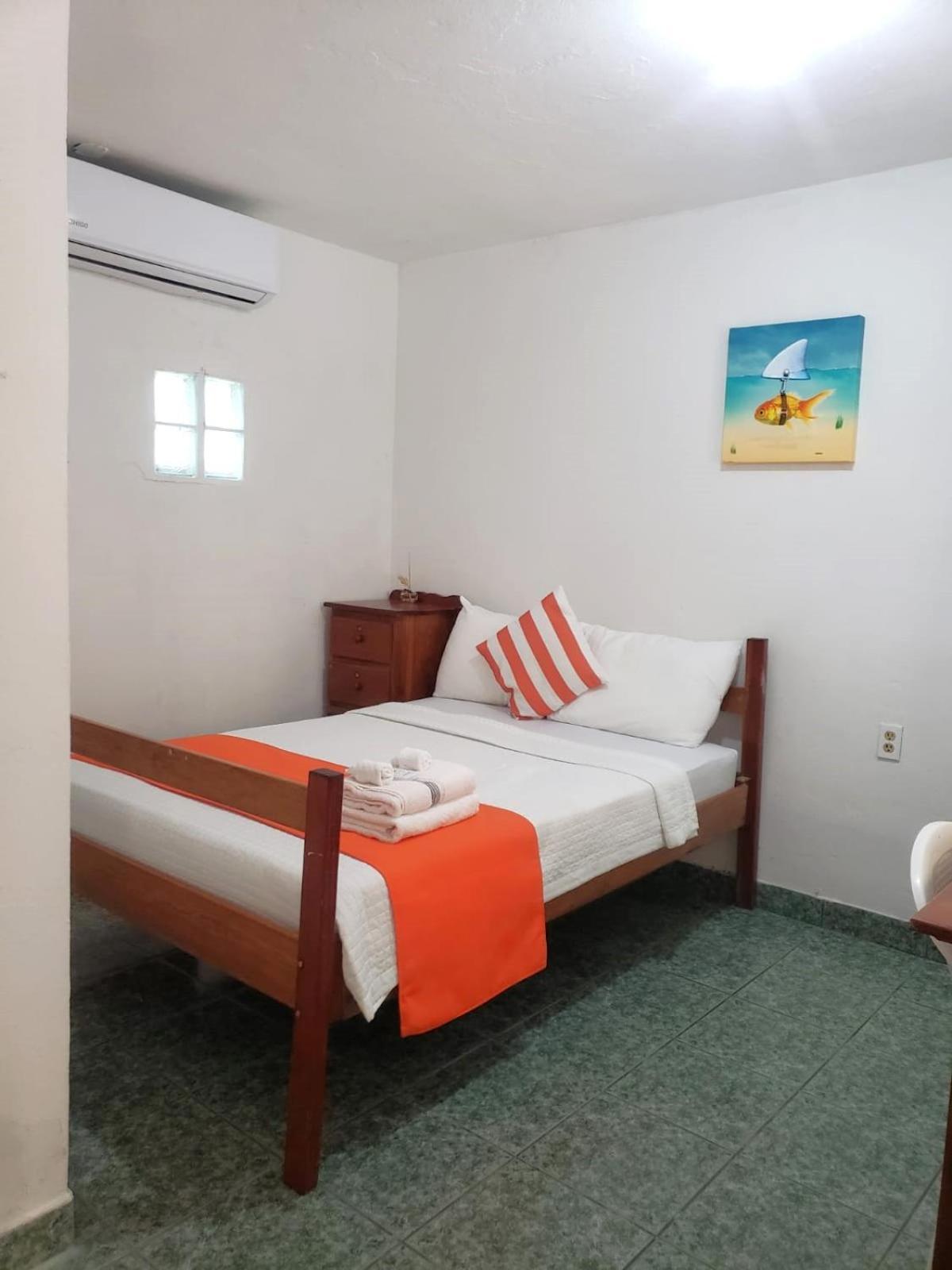 Beach Club Budget Rooms At Popeyes Caye Caulker Exterior photo