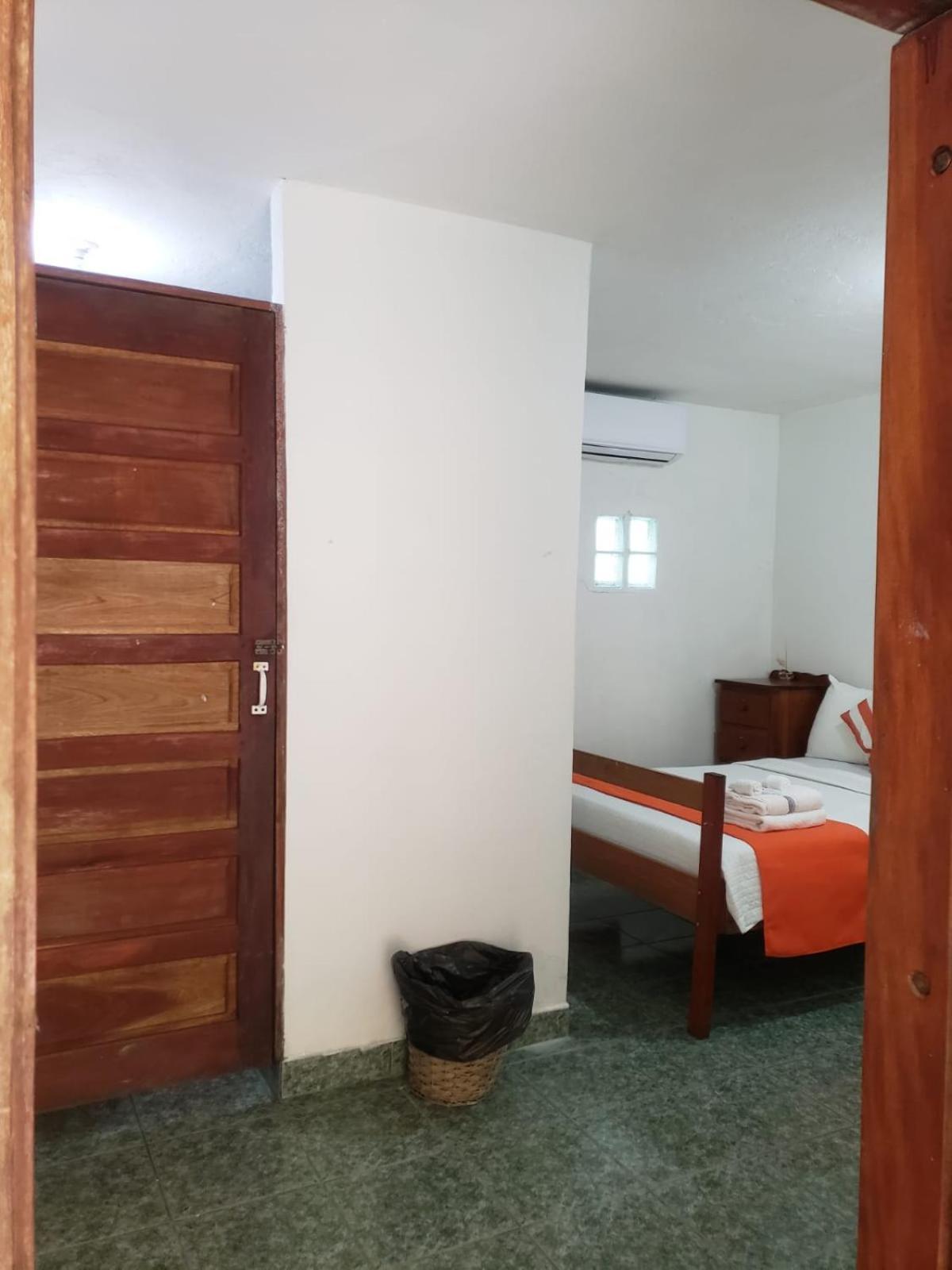 Beach Club Budget Rooms At Popeyes Caye Caulker Exterior photo