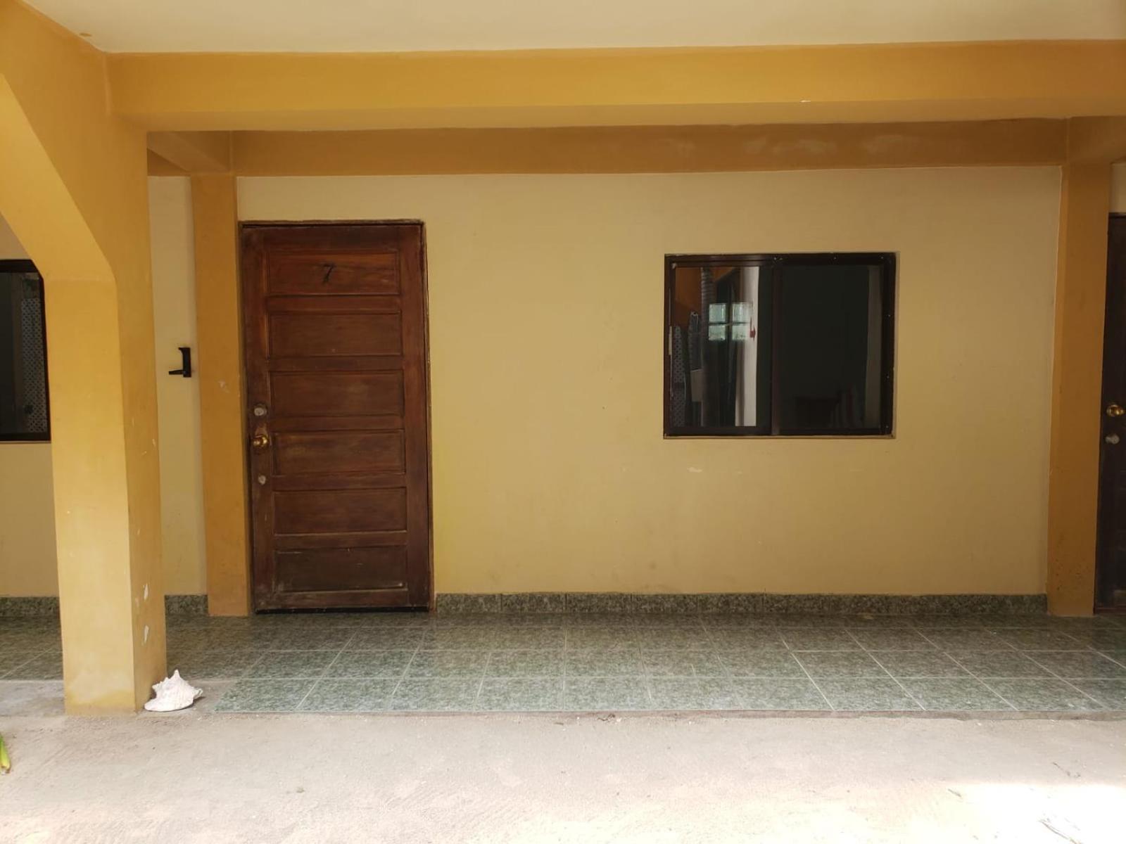 Beach Club Budget Rooms At Popeyes Caye Caulker Exterior photo