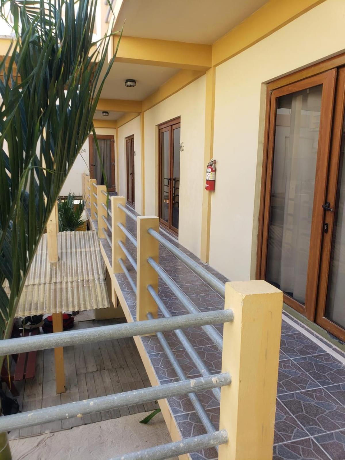 Beach Club Budget Rooms At Popeyes Caye Caulker Exterior photo