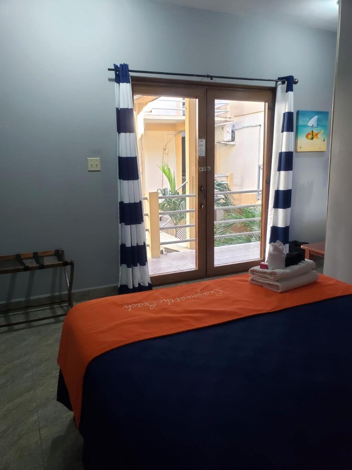 Beach Club Budget Rooms At Popeyes Caye Caulker Exterior photo