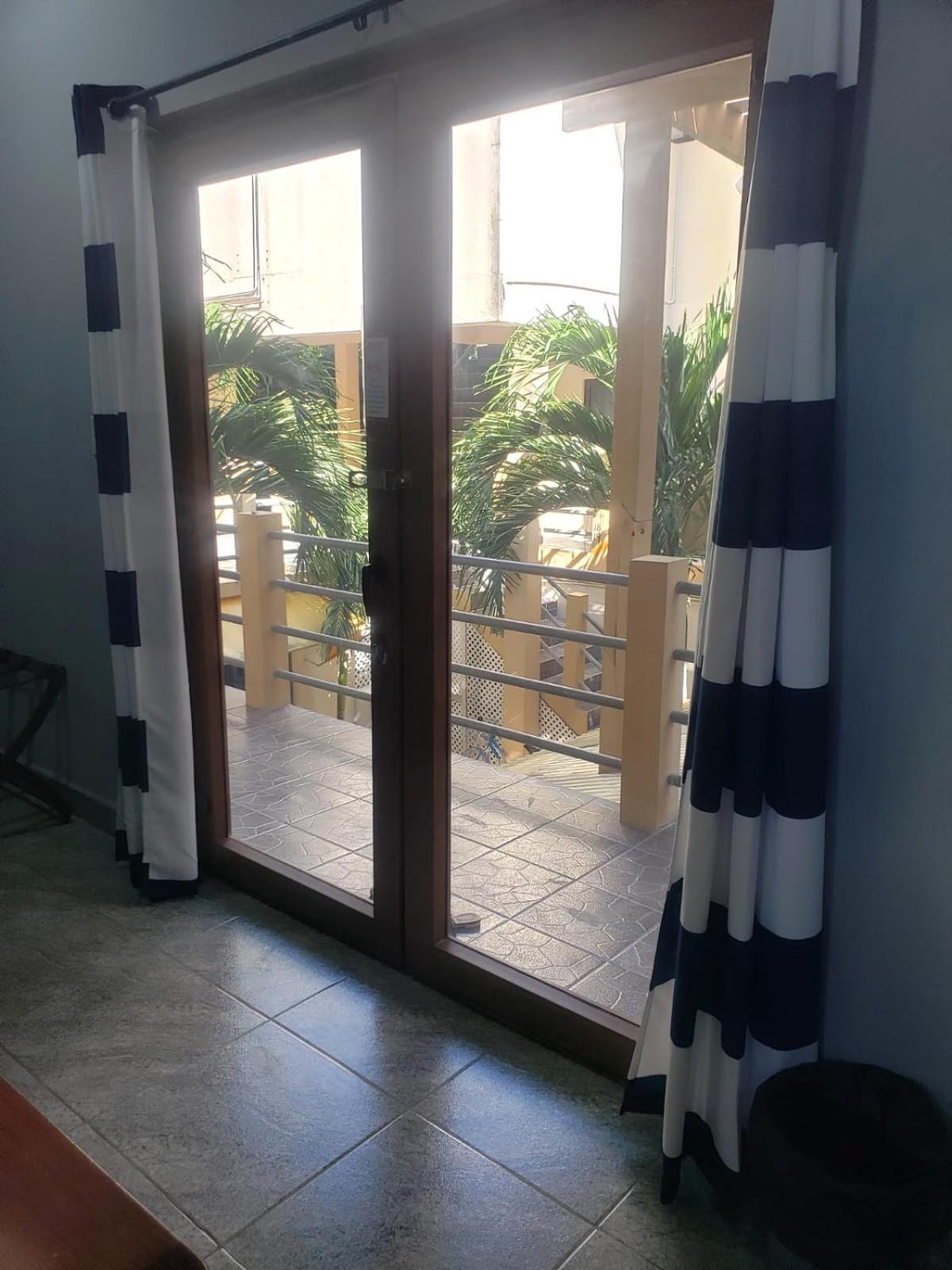 Beach Club Budget Rooms At Popeyes Caye Caulker Exterior photo