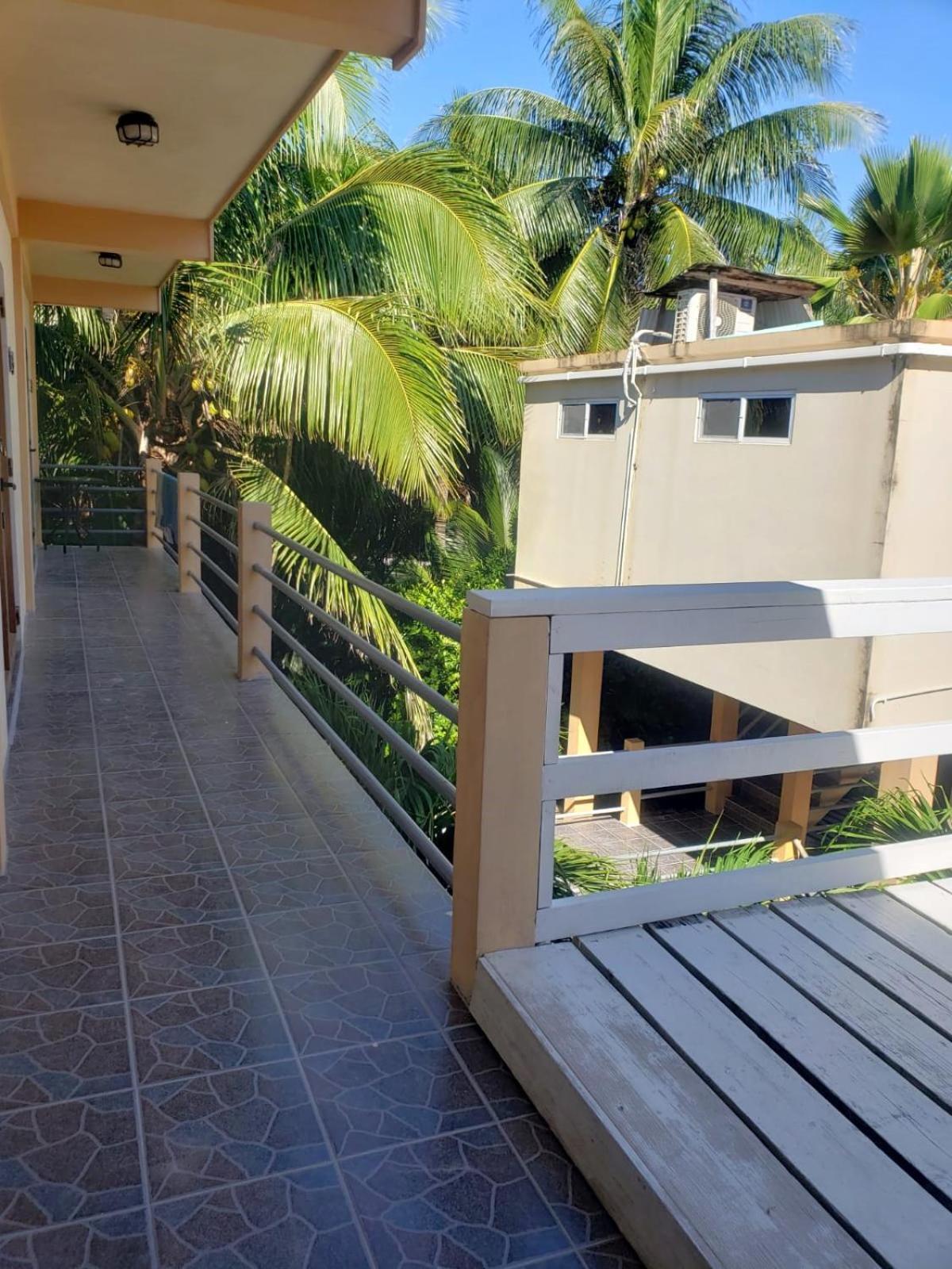 Beach Club Budget Rooms At Popeyes Caye Caulker Exterior photo