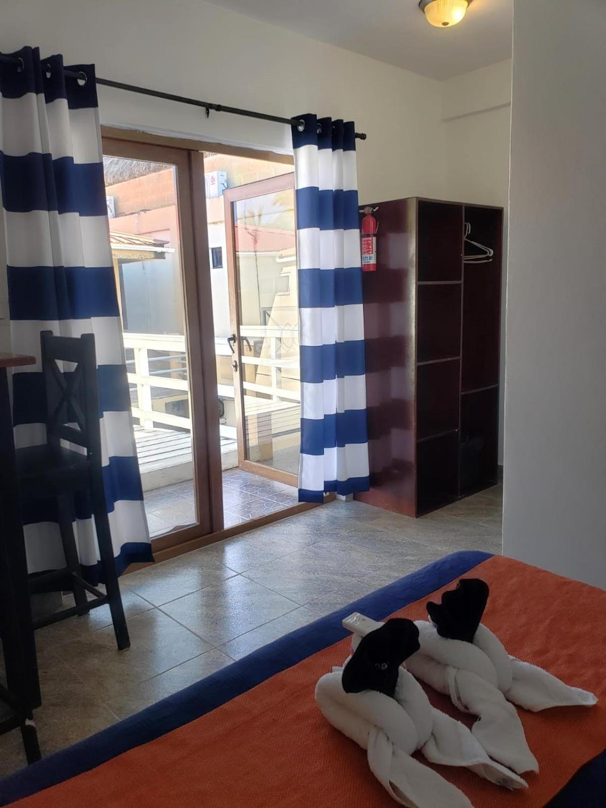 Beach Club Budget Rooms At Popeyes Caye Caulker Exterior photo