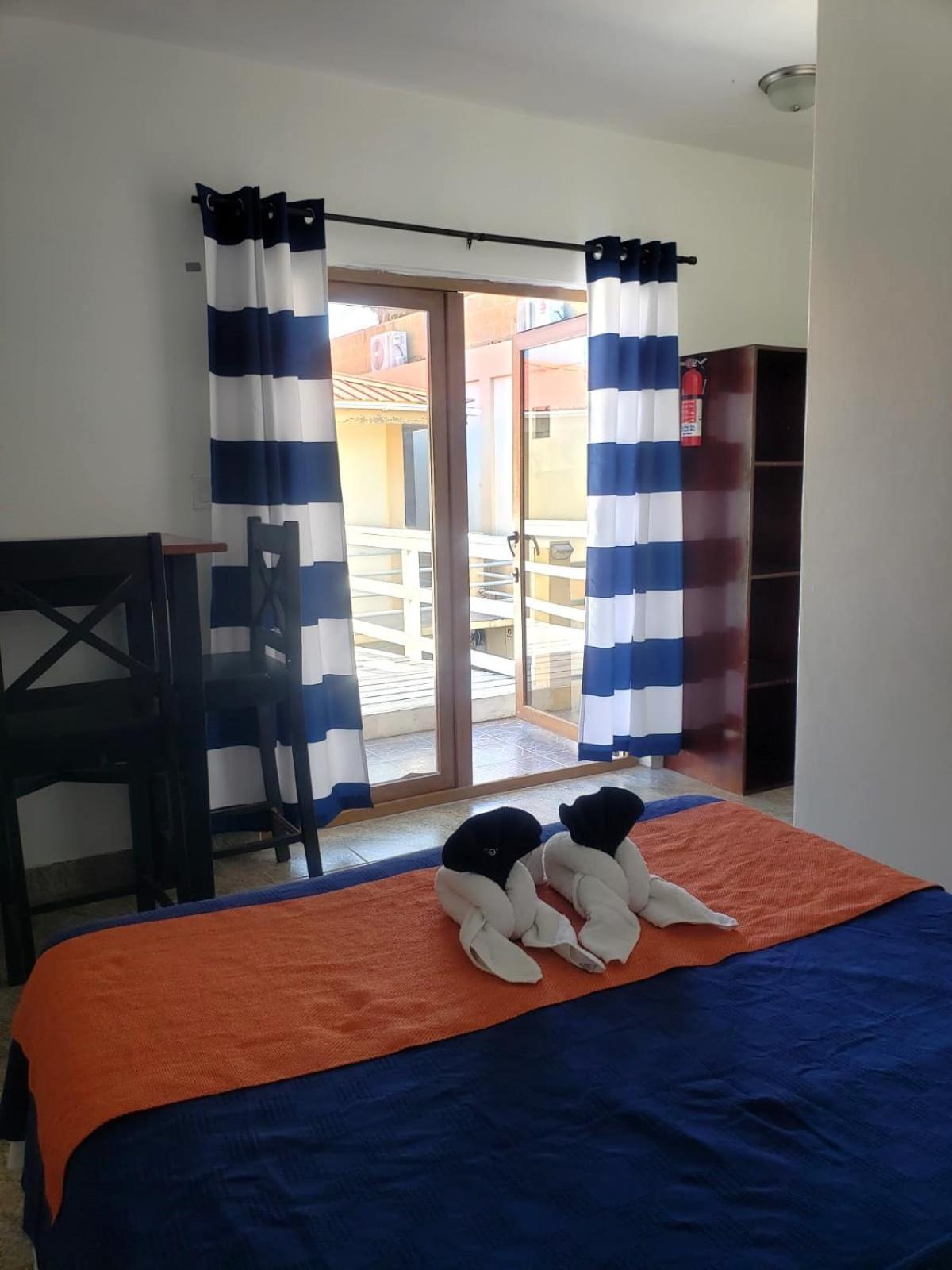 Beach Club Budget Rooms At Popeyes Caye Caulker Exterior photo