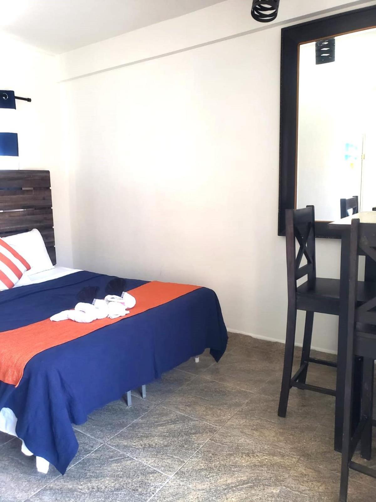 Beach Club Budget Rooms At Popeyes Caye Caulker Exterior photo