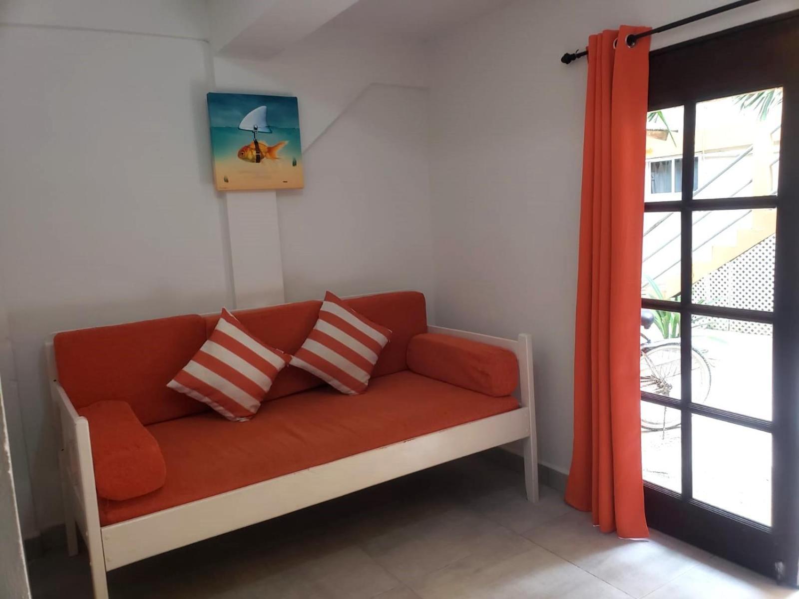 Beach Club Budget Rooms At Popeyes Caye Caulker Exterior photo