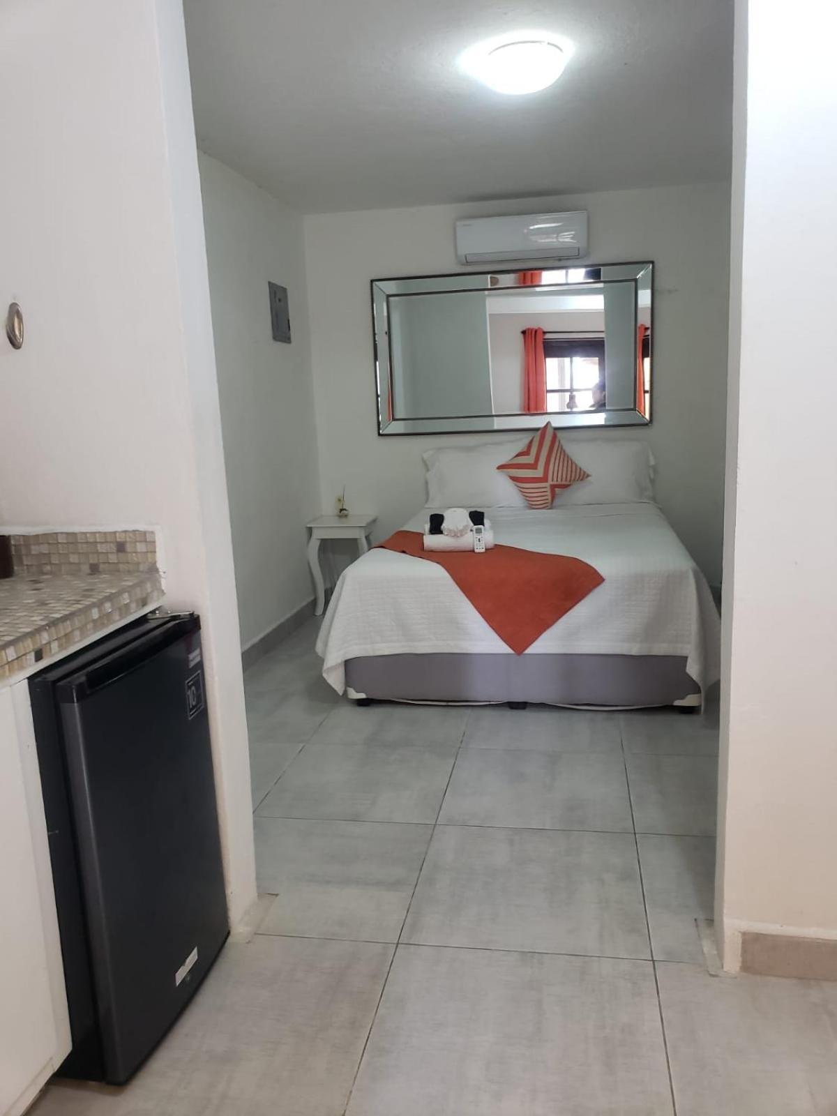 Beach Club Budget Rooms At Popeyes Caye Caulker Exterior photo