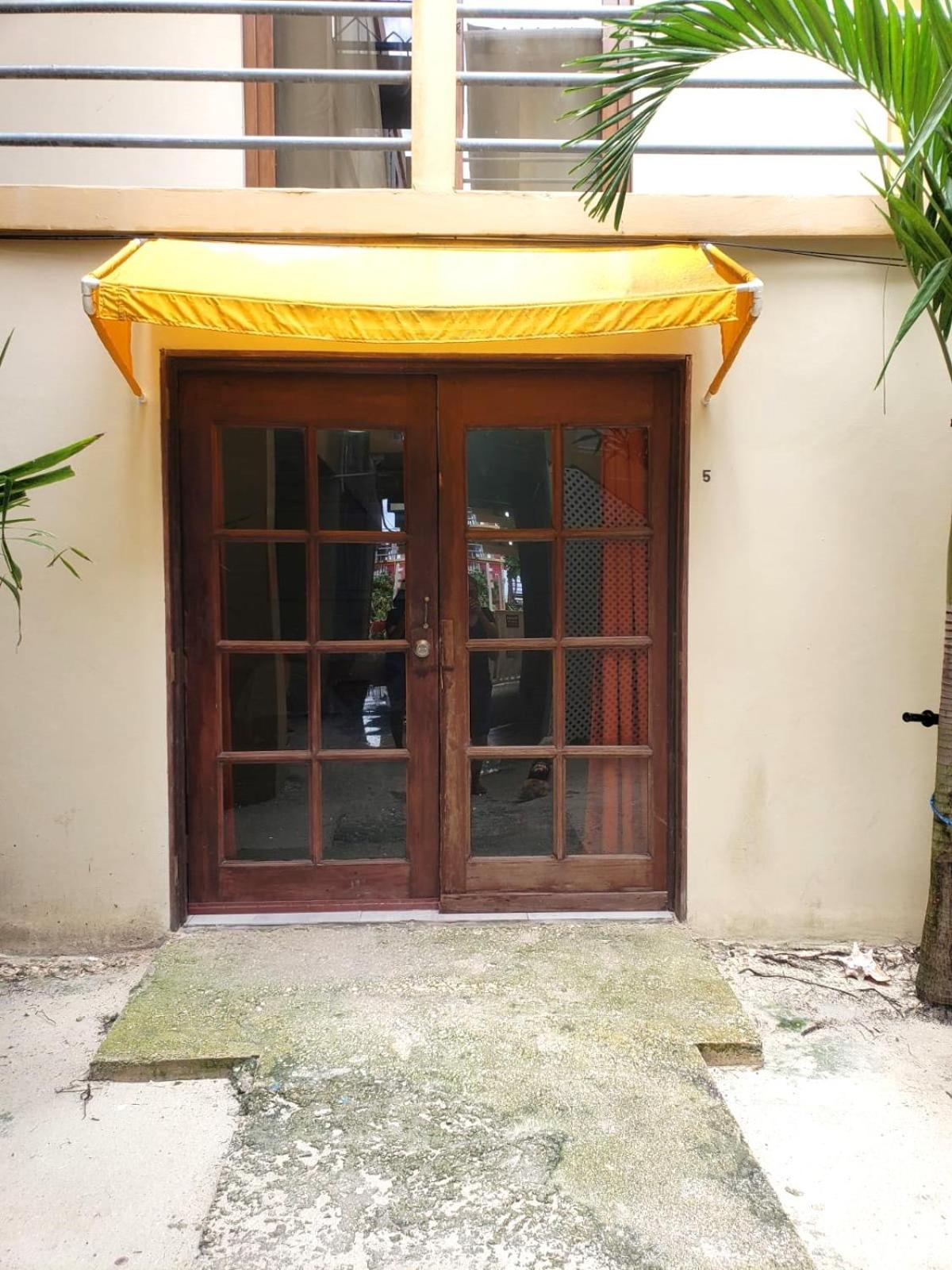 Beach Club Budget Rooms At Popeyes Caye Caulker Exterior photo
